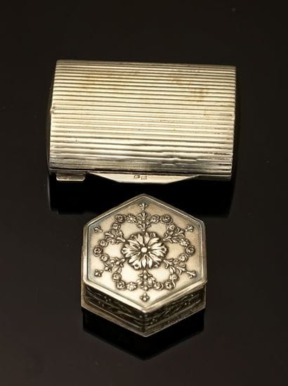 SET of 2 silver pill boxes min 800/°°, one...