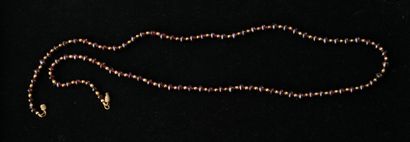 NECKLACE composed of smooth garnet beads...