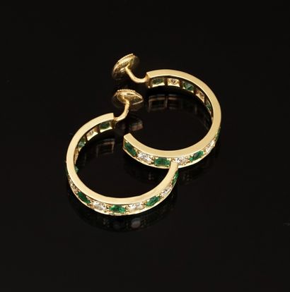 PAIR OF 1/2 CREOLES in 18ct yellow gold (750/°°)...