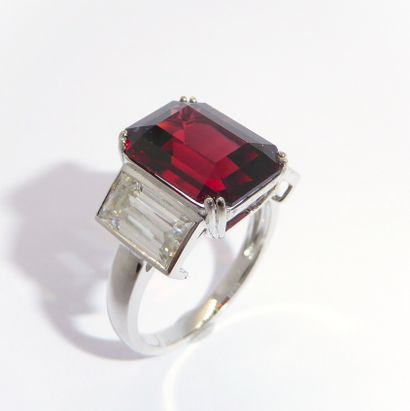 RING in 18K (750/°°) white gold, centered...