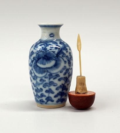 Porcelain baluster snuffbox with 