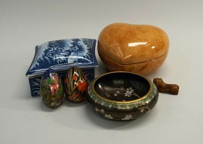 Set composed of a circular cloisonne pocket,...