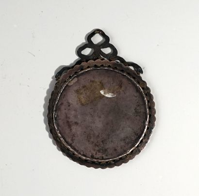 GRAND PENDENTIF en argent à décor de ruban...