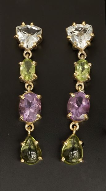 PAIRE DE PENDANTS D'OREILLES en argent doré...