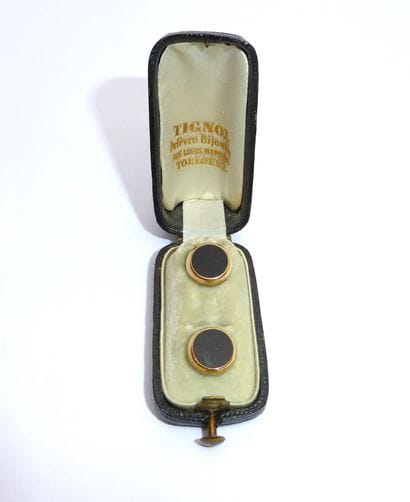 BOUTONS DE COL en or jaune 18K (750/°°) ornés...