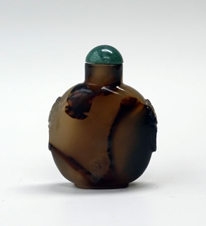 Round silhouette agate snuffbox, mask-shaped...