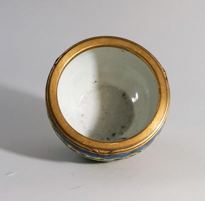 Small polychrome porcelain pot holder, bronze...