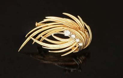 Yellow gold brooch representing a spray,...
