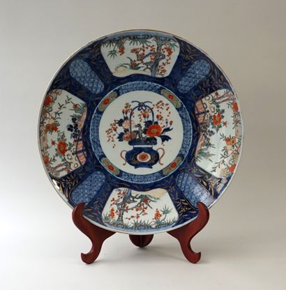 Porcelain dish with polychrome 