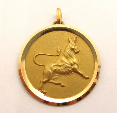 PENDENTIF en or jaune 18K (750/°°) signe...