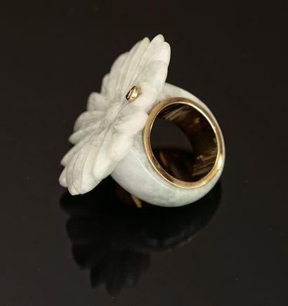 IMPORTANTE BAGUE représentant une fleur taillée...