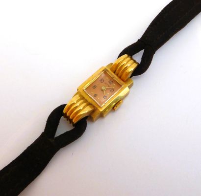 WATCH in 18K yellow gold (750/°°), circa...