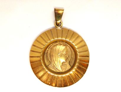 MEDAILLE religieuse en or jaune 18K (750/°°)...