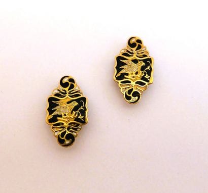 BOUTONS DE COL en or jaune 18K (750/°°) émaillés...