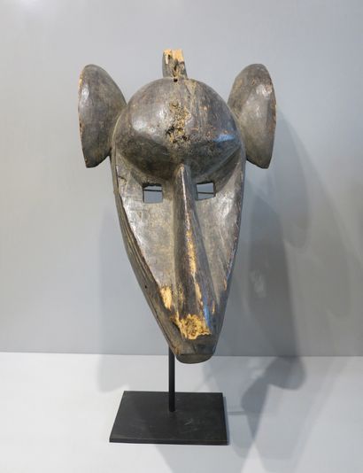 Masque zoomorphe représentant une hyène aux...