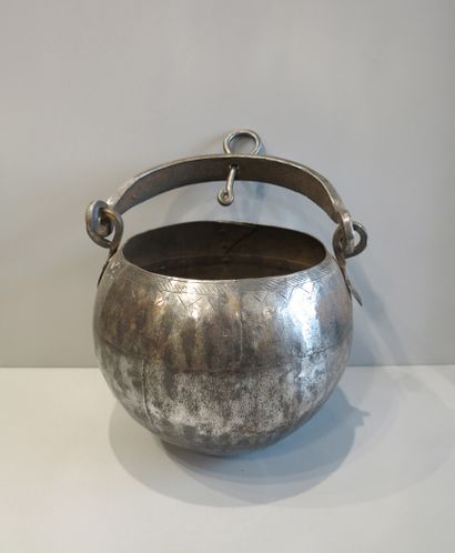 Seau à décor géométrique avec grande anse.

Métal...