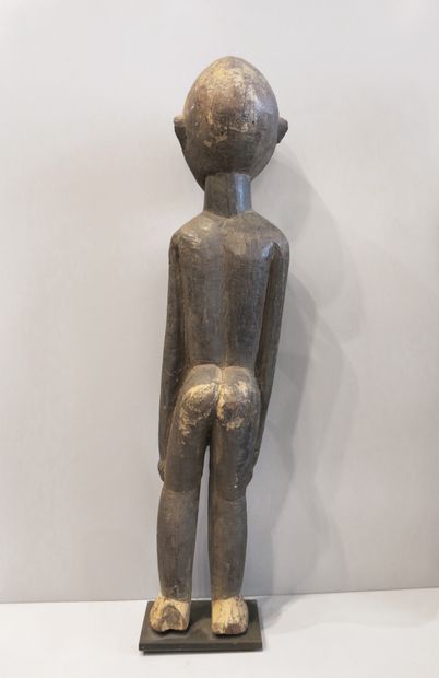 Statue Batéba de type féminin représentée...