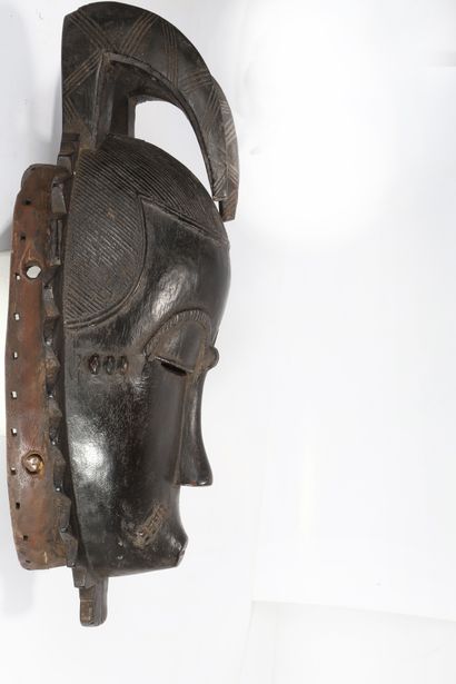 Masque de style Yaouré en bois patiné.

...