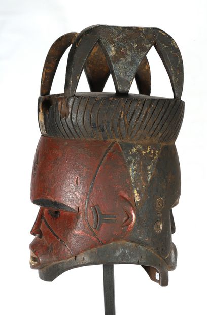 Masque heaume Janus en bois polychrome sculpté....