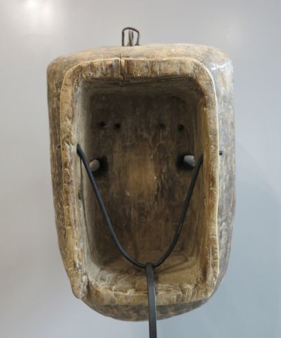 Masque aux traits biscornus fait pour matérialiser...