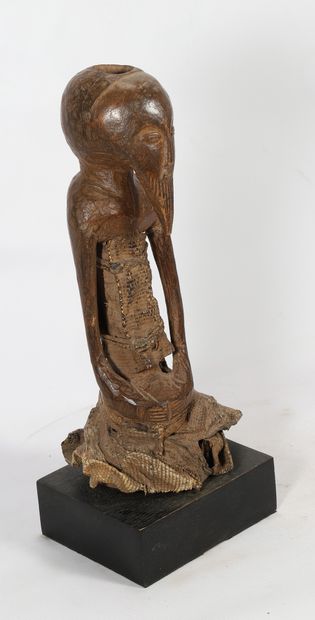 Figure fétiche Kusu masculine en bois, caractéristique...