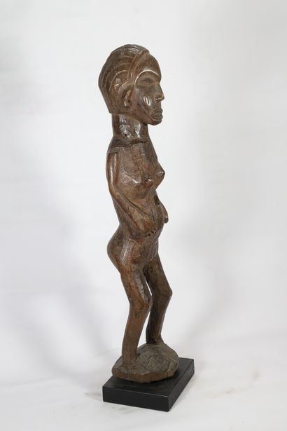Statue féminine en bois présentée debout,...
