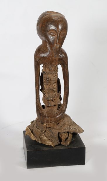 Figure fétiche Kusu masculine en bois, caractéristique...