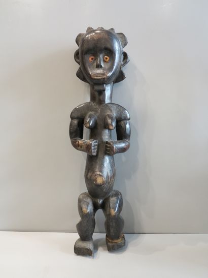 Statuette anthropomorphe féminine, debout...