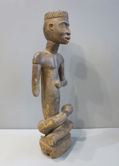 Statuette masculine à toque royale assis...