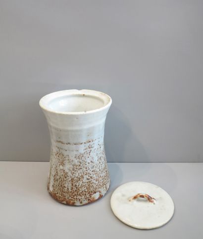 Pot à eau à couvercle avec anse.

Pour la...
