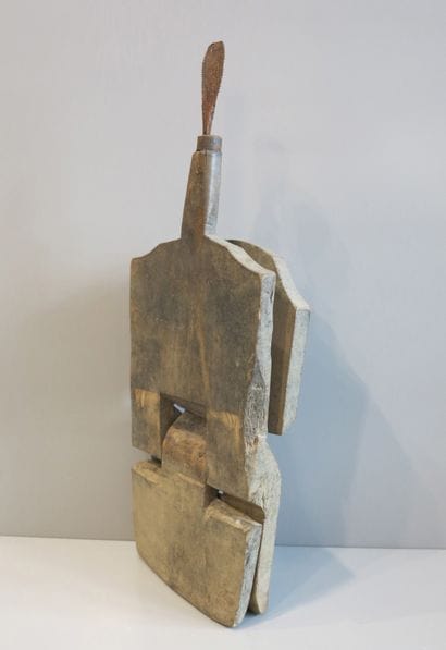 Râpe-noix de coco avec siège pliable. 

Bois...