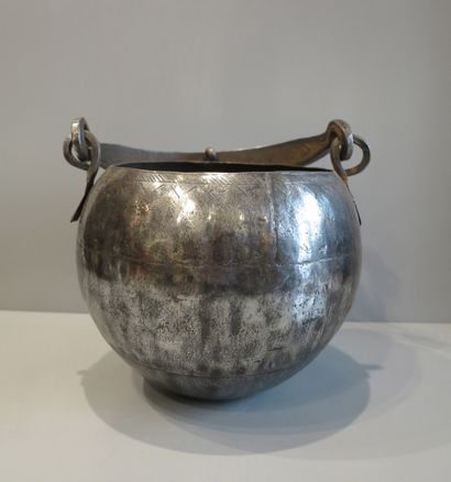 Seau à décor géométrique avec grande anse.

Métal...