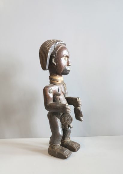 Statuette masculine représentant un musicien-devin....