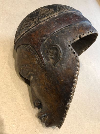 Masque anthropomorphe présentant un visage...