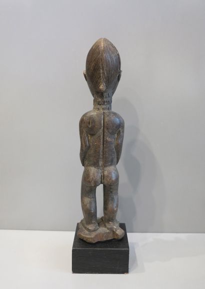 Statuette de maternité représentée debout...