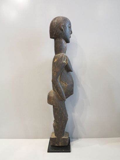 Statue Batéba de type féminin représentée...