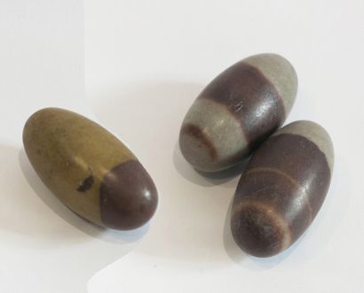 Ensemble de trois Shiva-Lingam. 

Symbole...