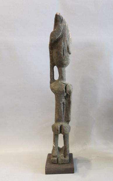 Statuette anthropomorphe figurant un personnage...