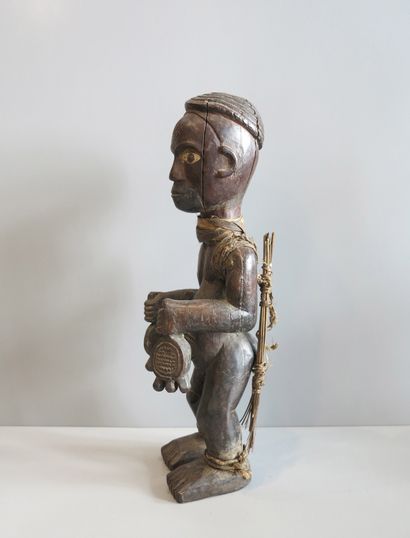 Statuette masculine représentant un musicien-devin....