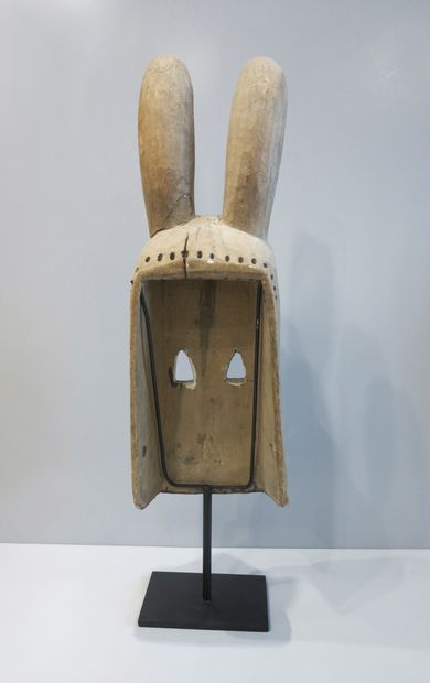 Masque zoomorphe aux longues oreilles dressées...