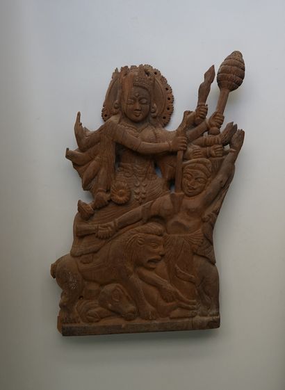 Bois d'autel finement sculpté représentant...