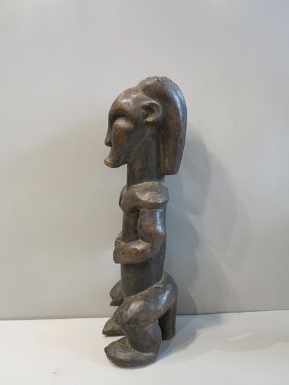 Statue anthropomorphe masculine assise, les...