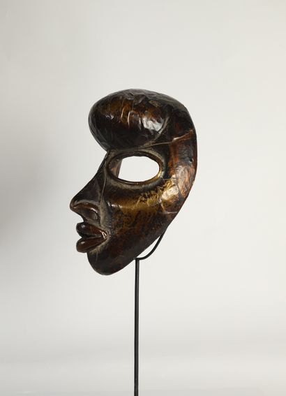 Masque en bois patiné recouvert de cuivre,...