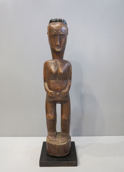 Statue féminine représentée debout sur une...
