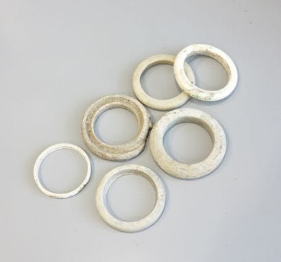 Ensemble de sept bracelets en coquillage.

Thaïlande,...