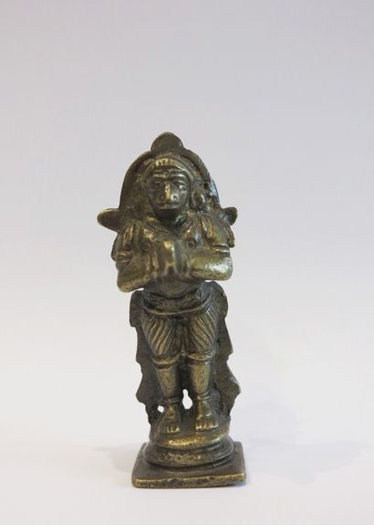 Hanuman, le Dieu singe, représenté debout...