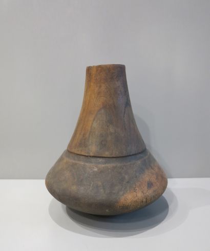 Pot à lait orné d'un décor ondulant et linéaire...