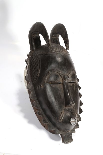 Masque de style Yaouré en bois patiné.

...