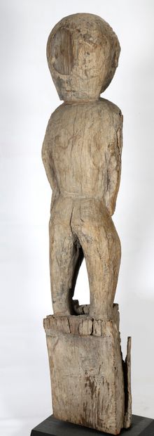 Poteau funéraire Aloalo Sakalawa en bois...