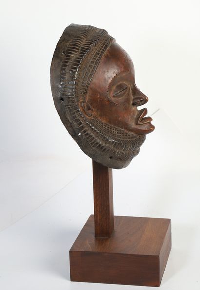 Masque de style Tshokwe en bois patiné

...